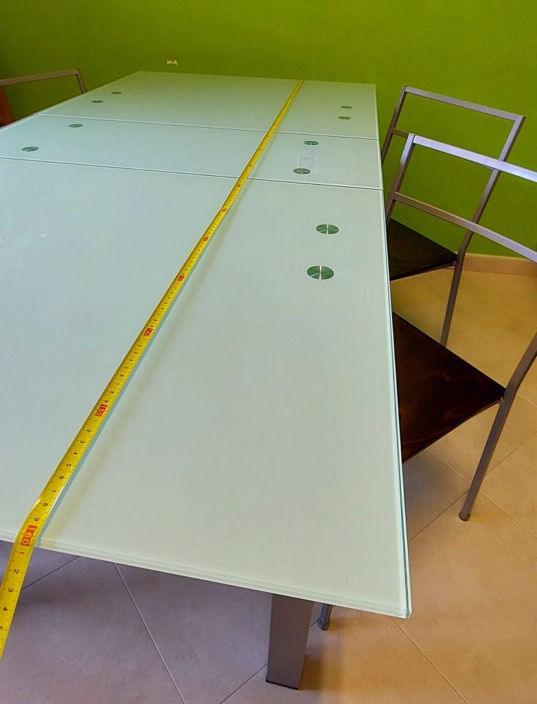 Mesa e 4 cadeiras de cozinha