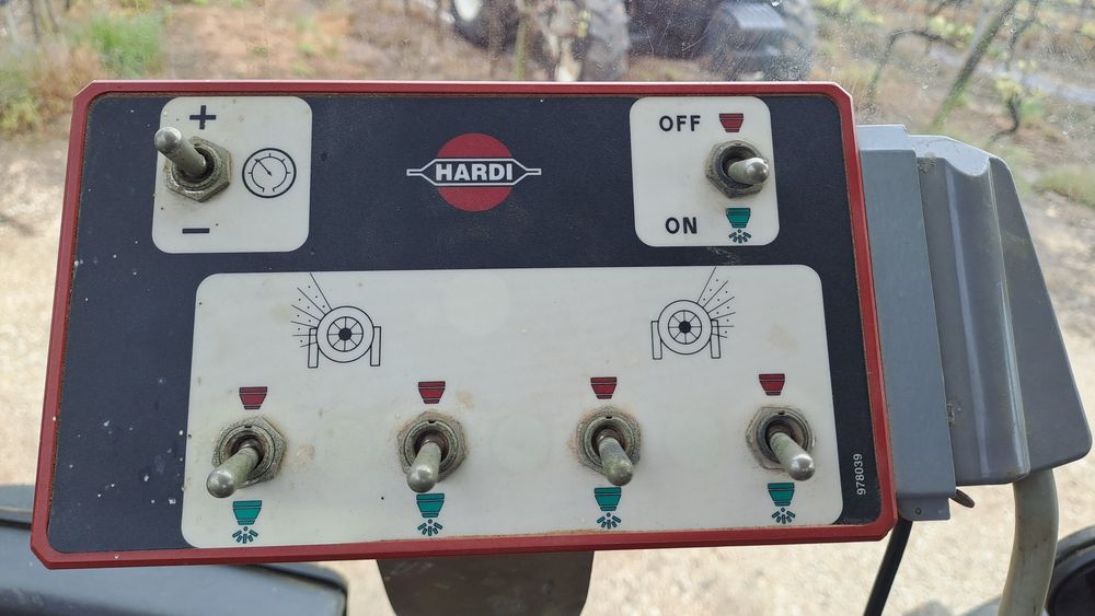 Pulverizador hardi 2000litros com comando eletricidade