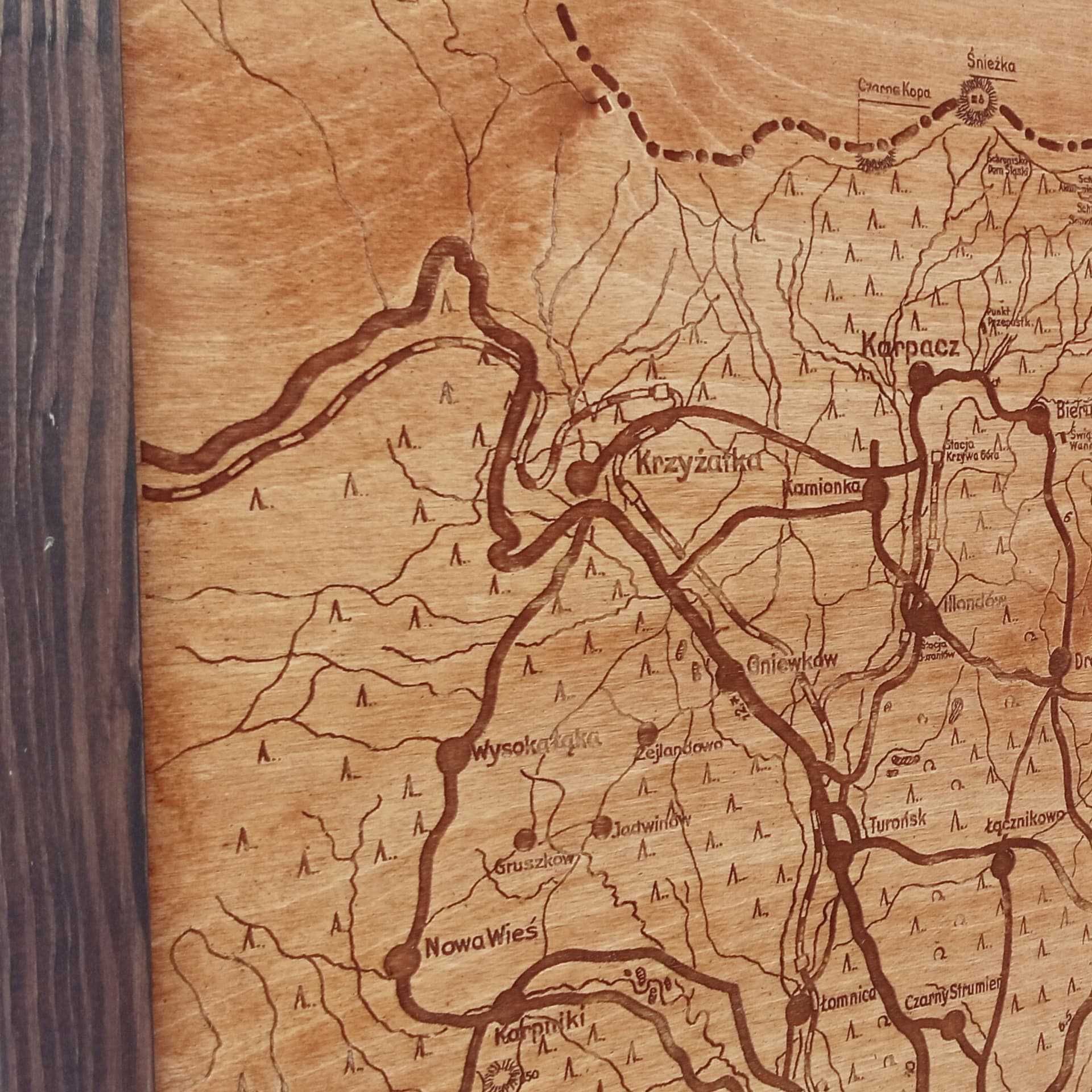 Turystyczna mapa Karkonoszy - drewniany grawerowany obraz na ścianę