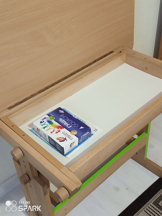 Дитяча парта з регулюванням висоти