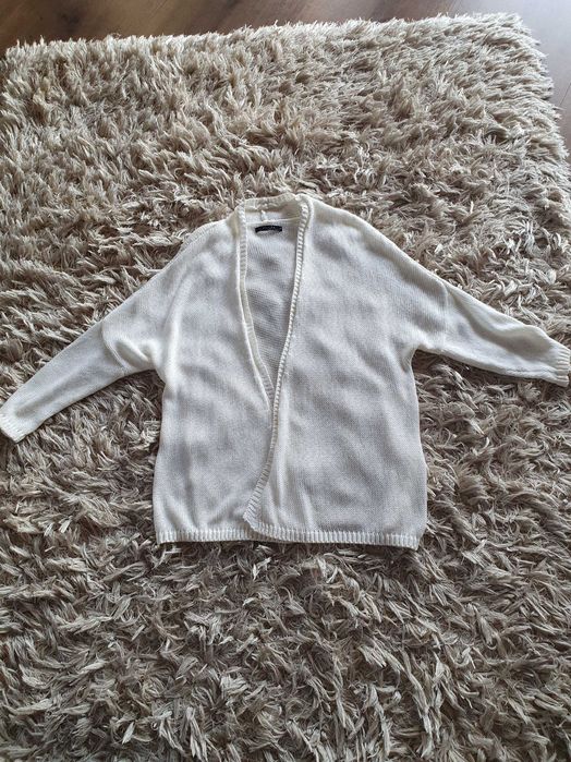 Biały kardigen z firmy Mohito