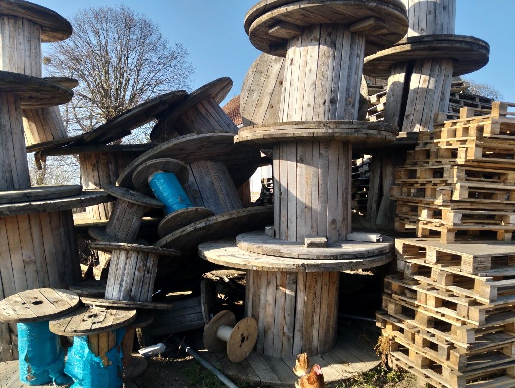 Szpule drewniane po kablu ( małe,duże)