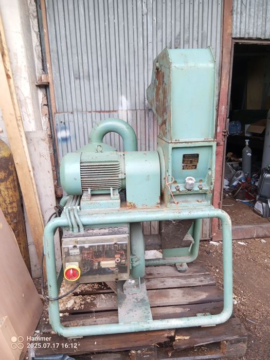 Rębak kruszarka niszczarka rozdrabniacz drewna płyty wiórowej pellet