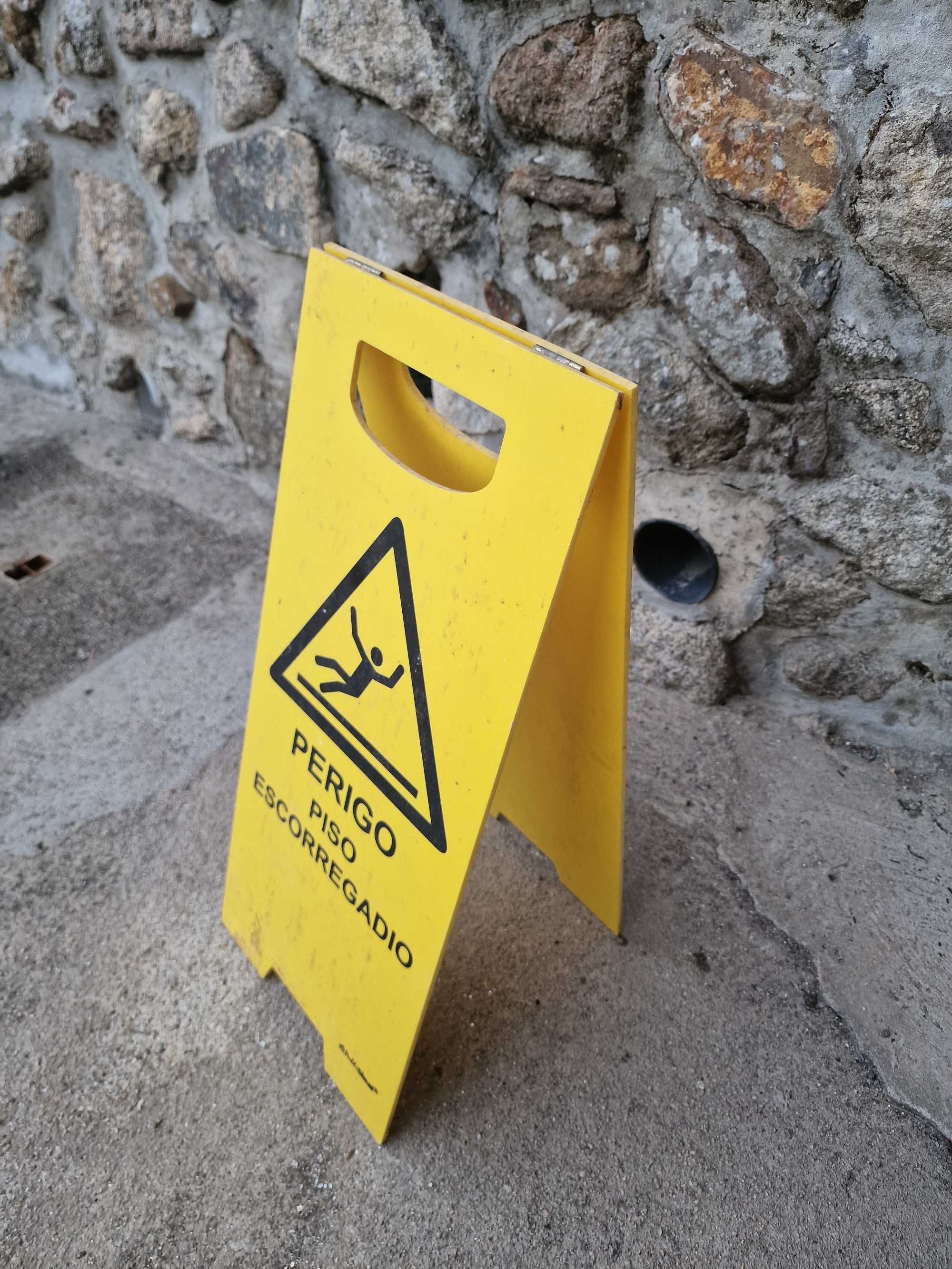 Placa Aviso "Perigo Piso Escorregadio"