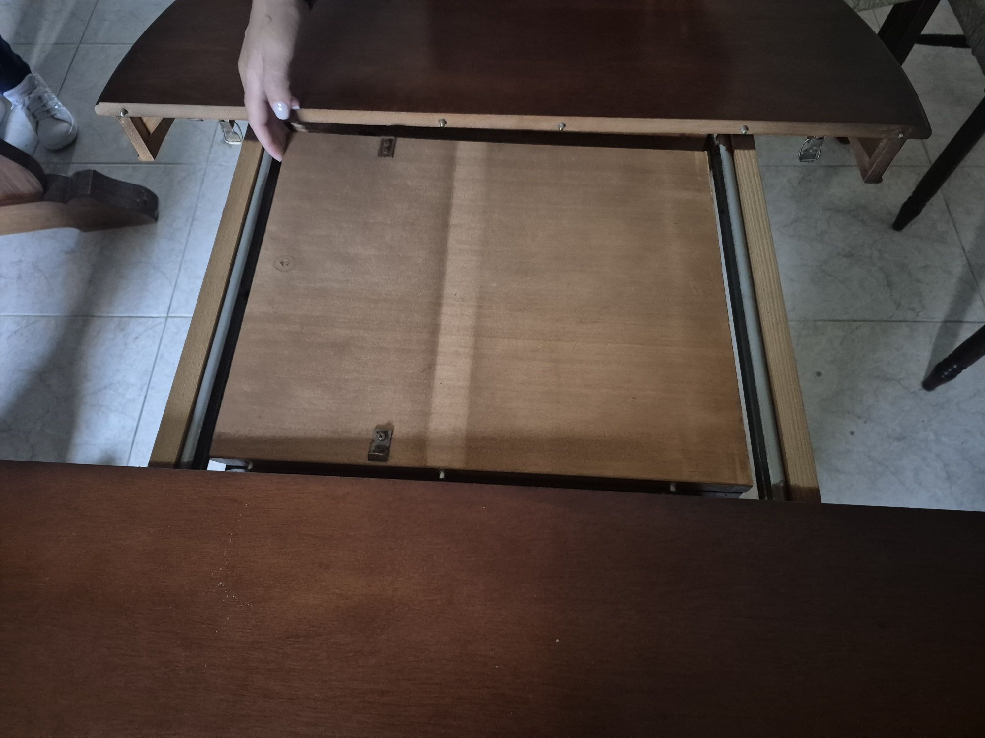 Mesa extensível de madeira