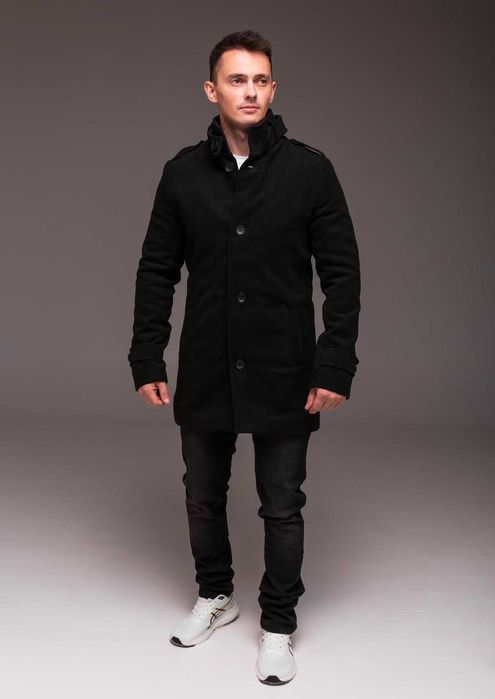 Чорне утеплене пальто