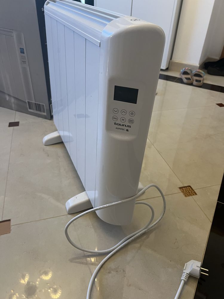 Emissor térmico com transmissor térmico e radiador de inércia.
