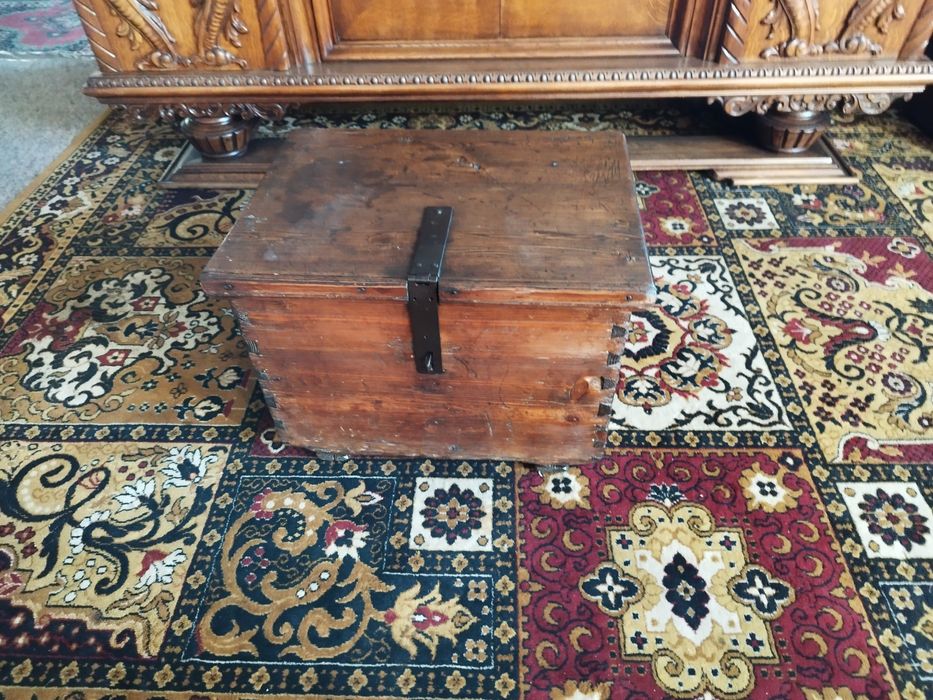 stara skrzynia wojskowa kufer