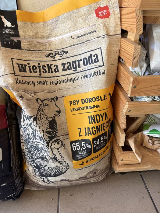 Karma wiejska zagroda indyk z jagniecina