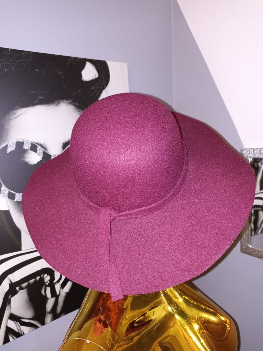 Flauszowy kapelusz bordowy z dużym rondem