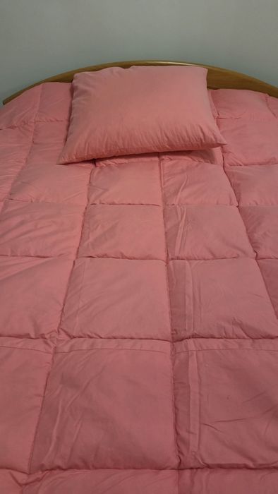 Kołdra pikowana 180×200 i poduszka 60×70 z pierza gęsiego .