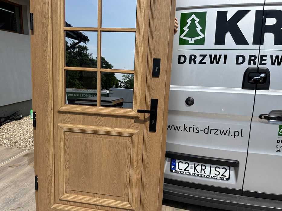 Drzwi zewnętrzne drewniane dębowe z naświetlem  NietypoweMontaż Polska