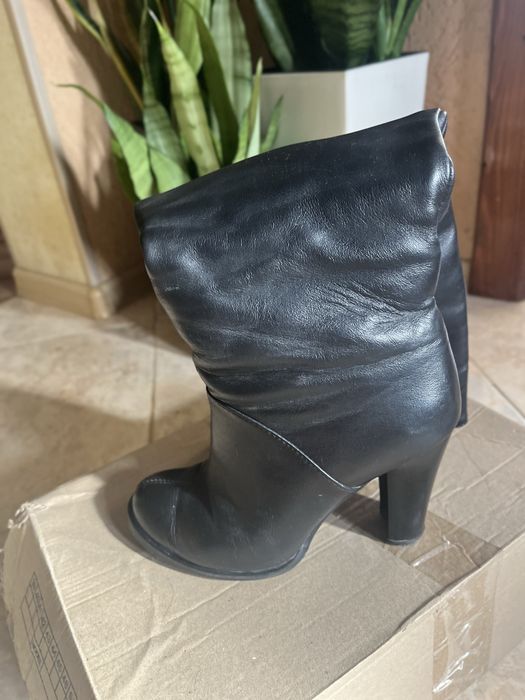 Шкіряні чоботи на каблуку