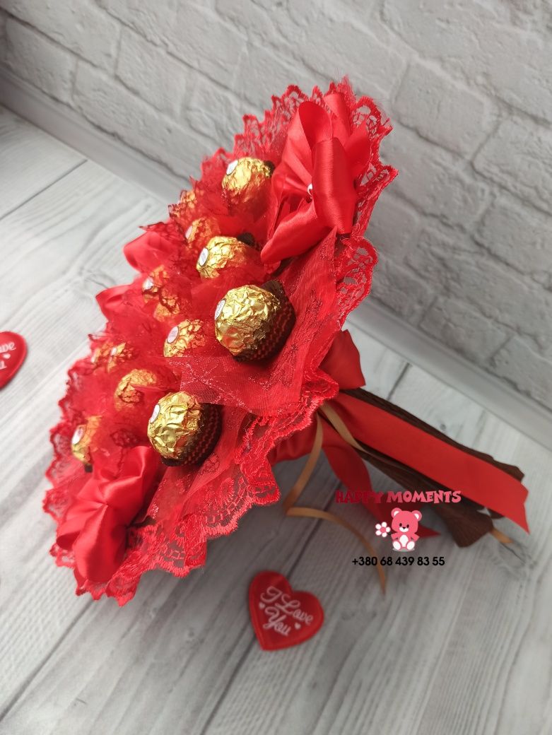Червоний букет з цукерок Ferrero Rocher для мами, букет из конфет маме