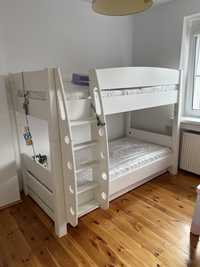 Białe łóżko piętrowe silidne Meblik Bianco z materacami