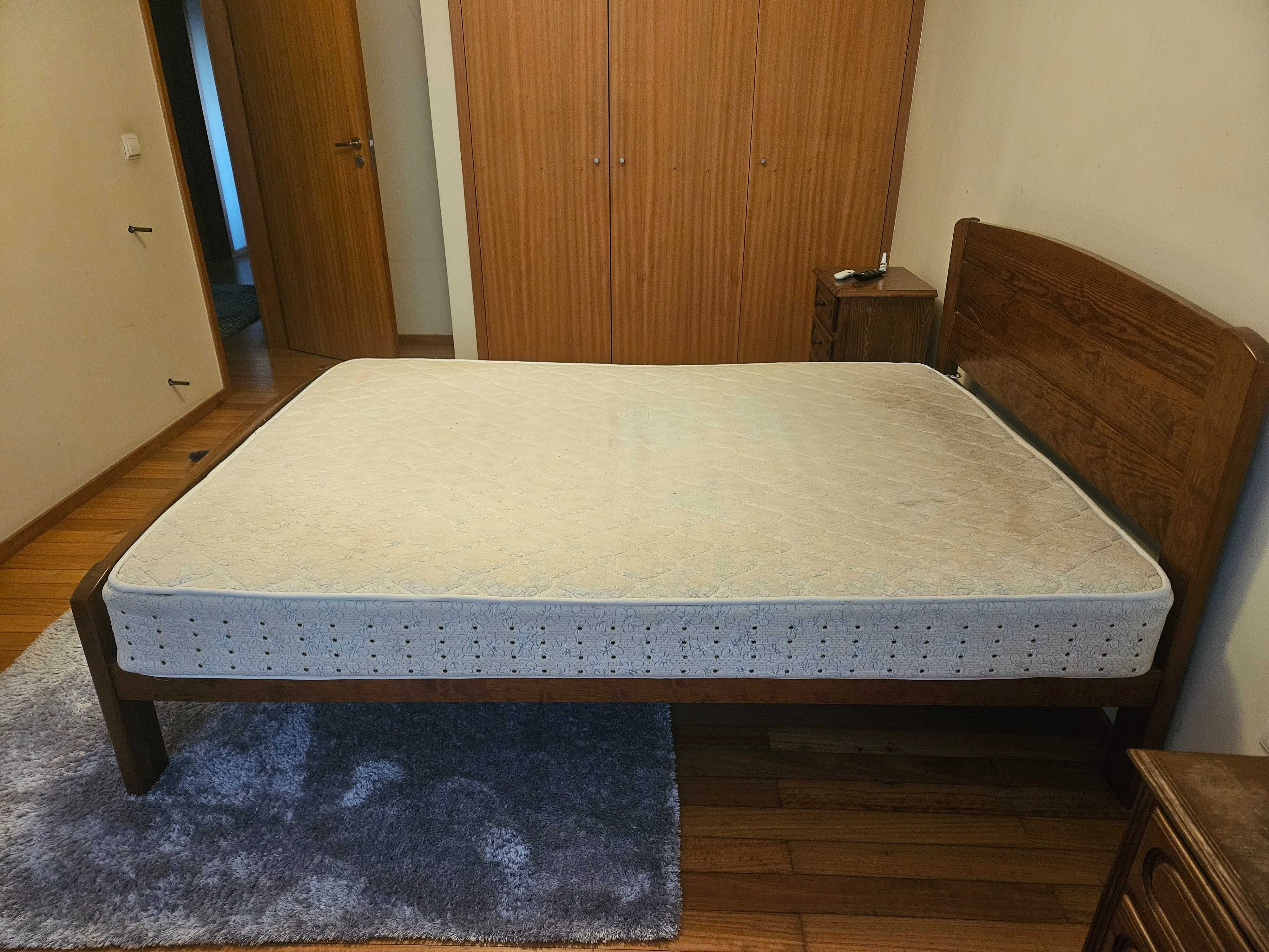 Cama de casal em madeira