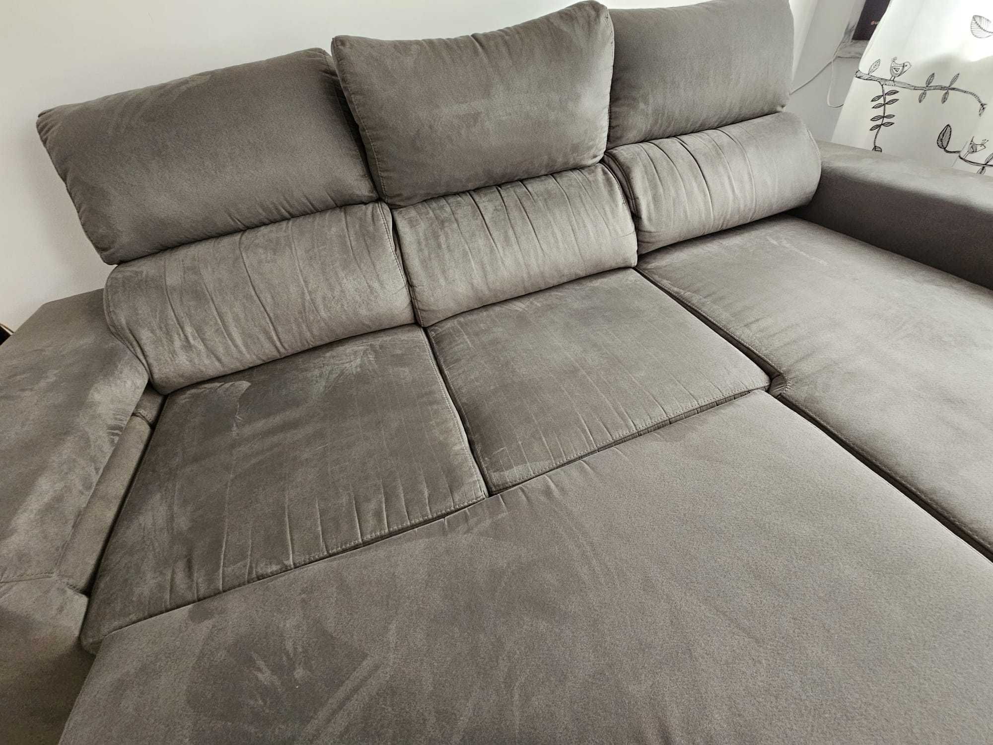 Sofá c/ Chaiselong, cama e arrumação e puffs