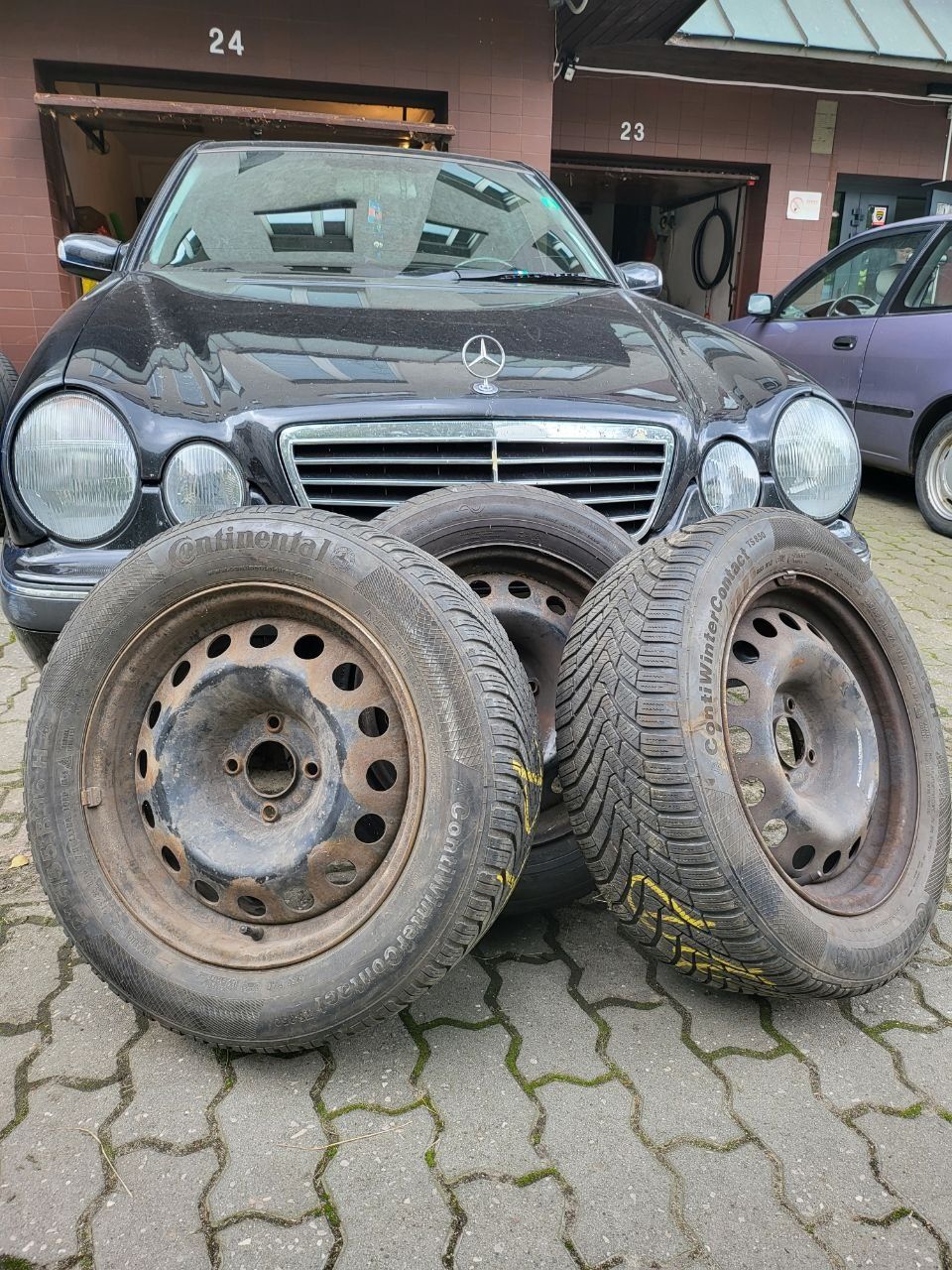 Trzy zimowe Opony z felgami