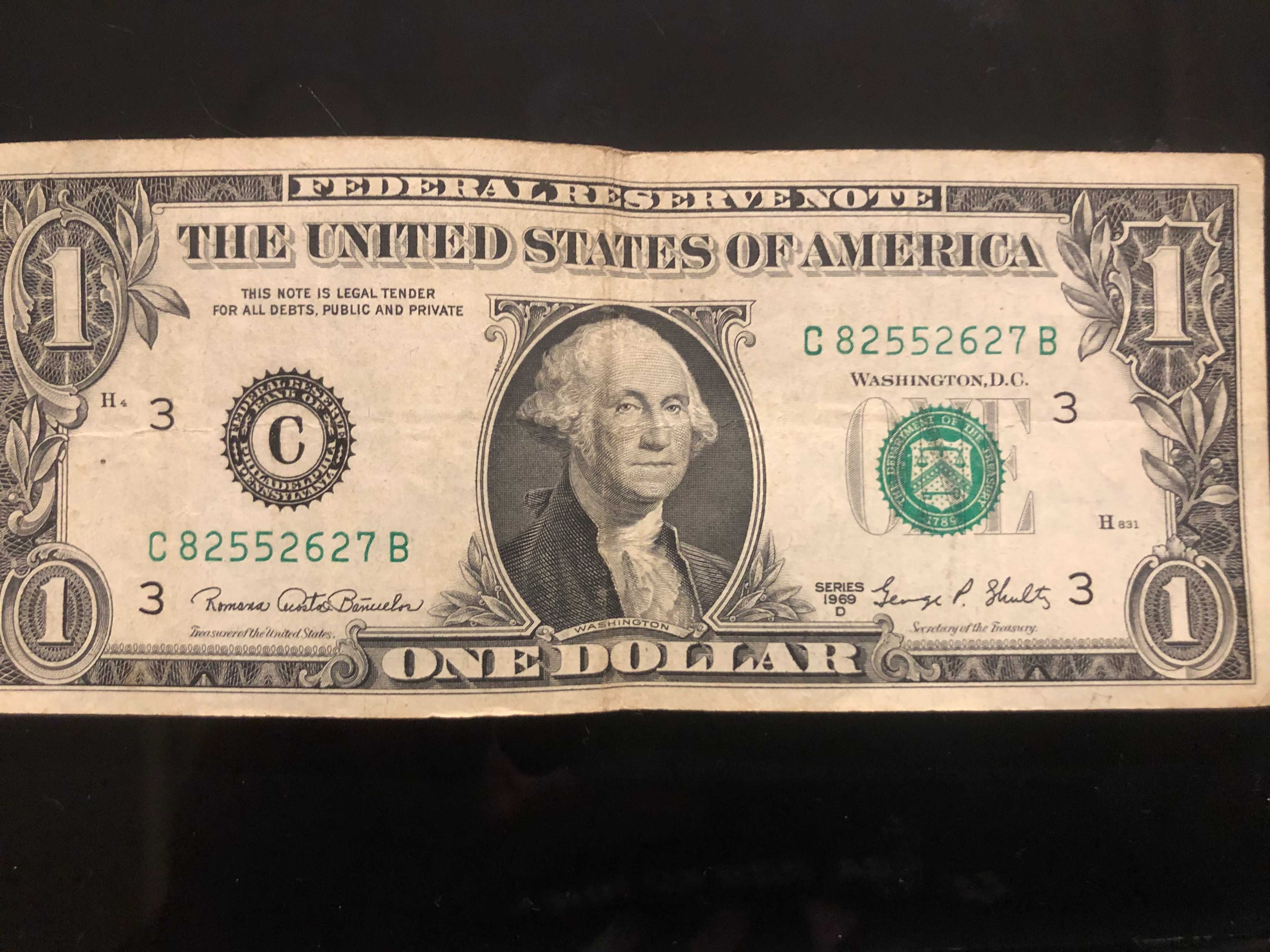 Доларові банкноти