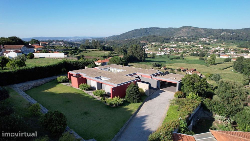 "Quintinha" - Moradia Moderna, com terreno, entre a cidade e campo