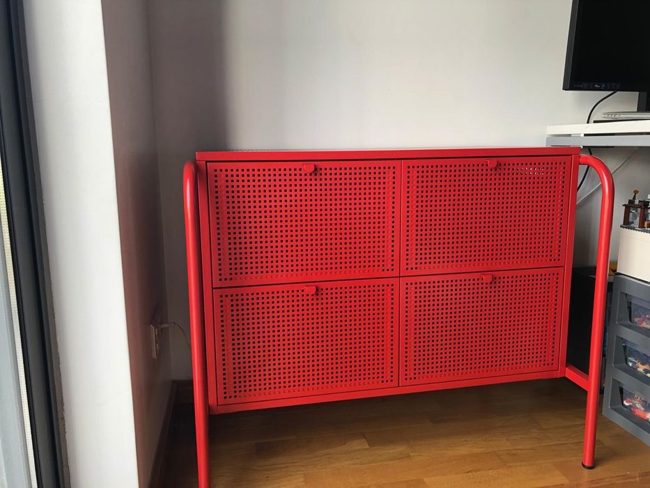 Cómoda vermelha de metal
