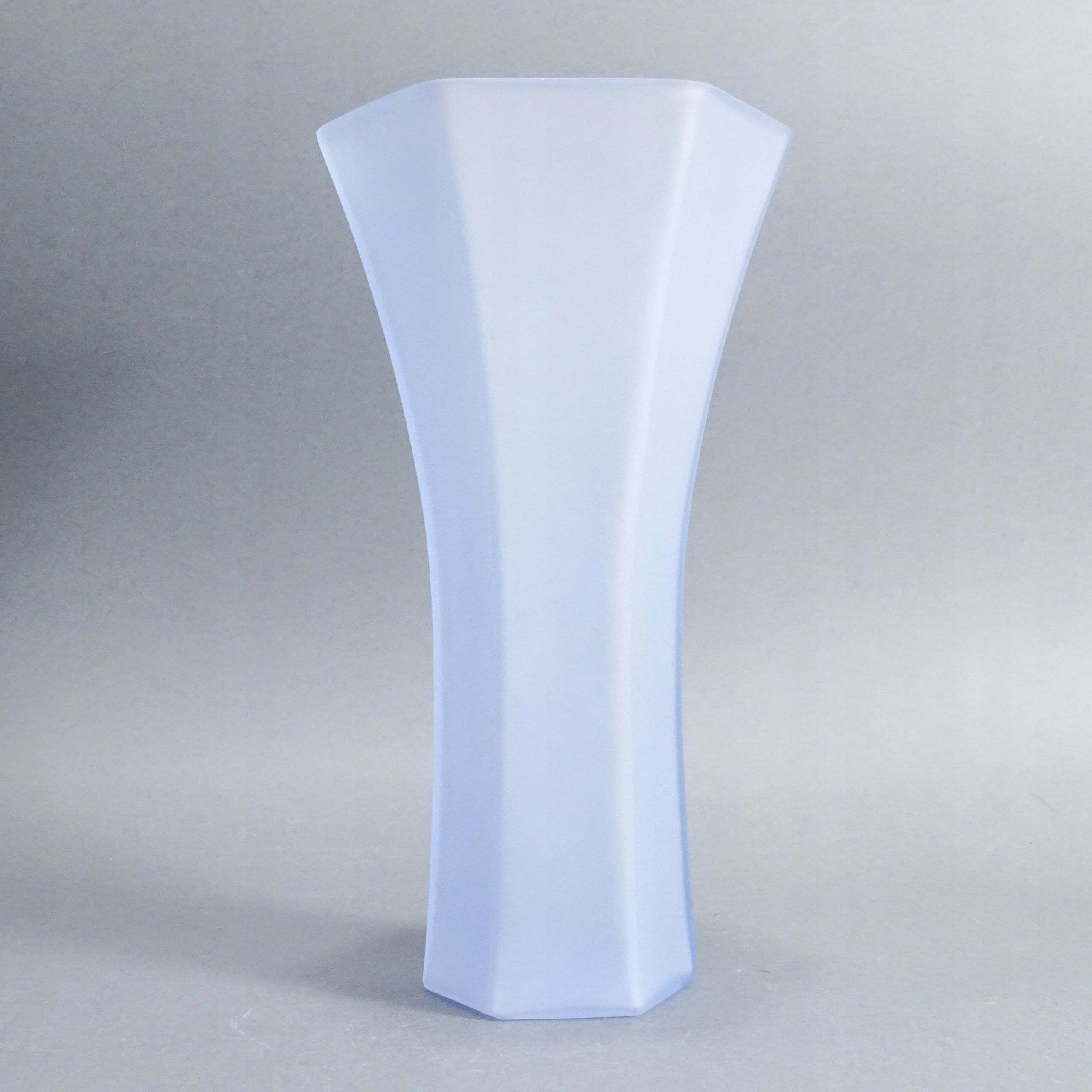wazon z błękitnego matowego szkła