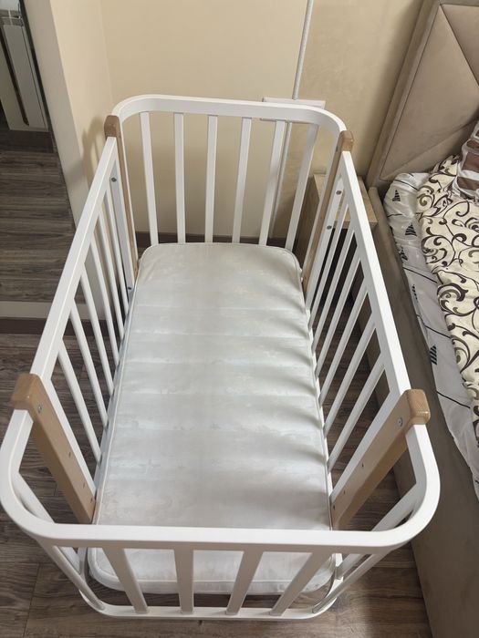 Дитяче ліжечко з маятниковим механізмом