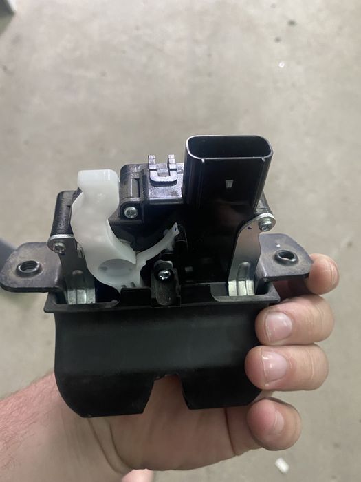 Замок на ляду Tucson 2016 рік замок кришки багажника