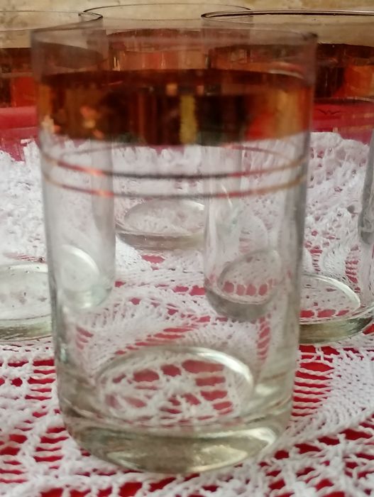 Скляні чарки із золотавим обідком