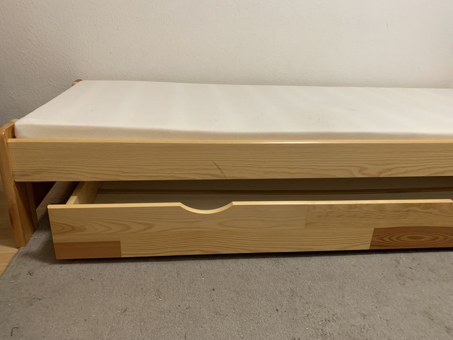 Drewniane sosnowe łóżko z szufladą na pościel i materacem