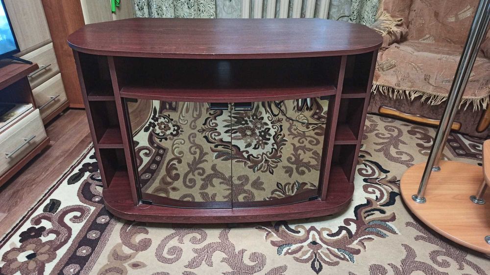 Продам тумбу під телевізор.