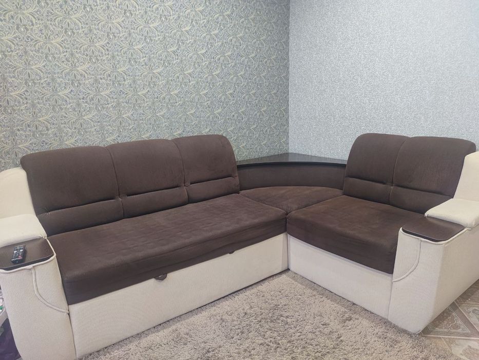 Угловой диван с полкой