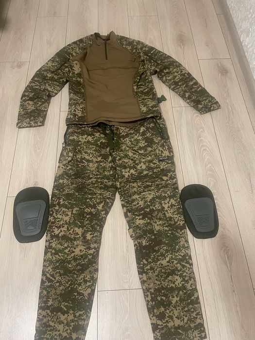 Форма военная,на затяжках