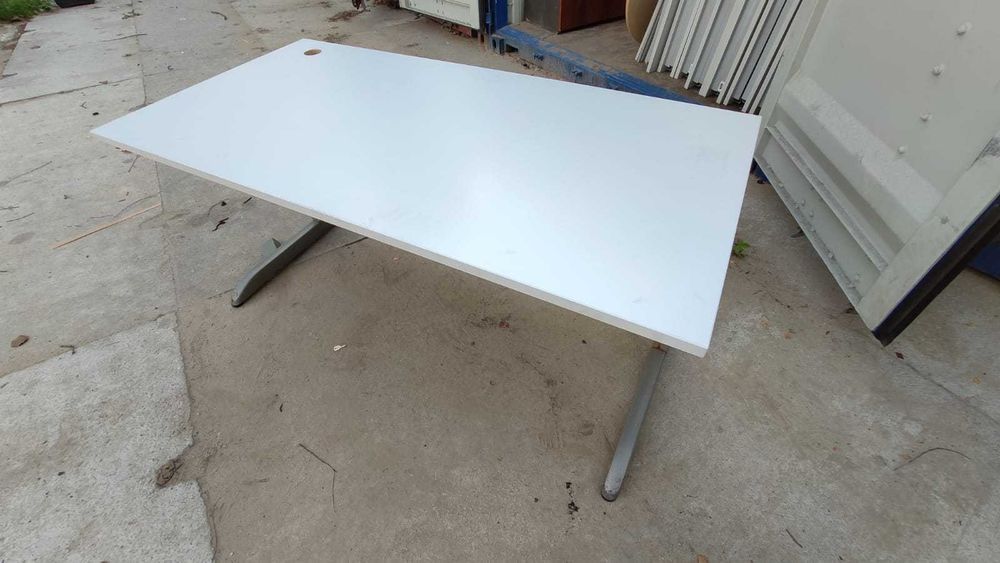 Biurko 160x80 cm szare metalowa blenda na nogi SOLIDNE