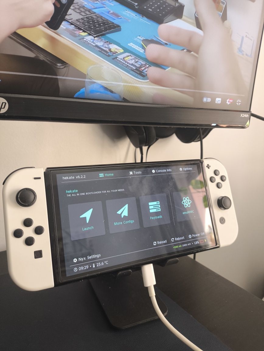Nintendo Switch OLED *Desbloqueada* + acessórios