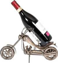 Metalowy stojak na wino przedstawiający motocykl