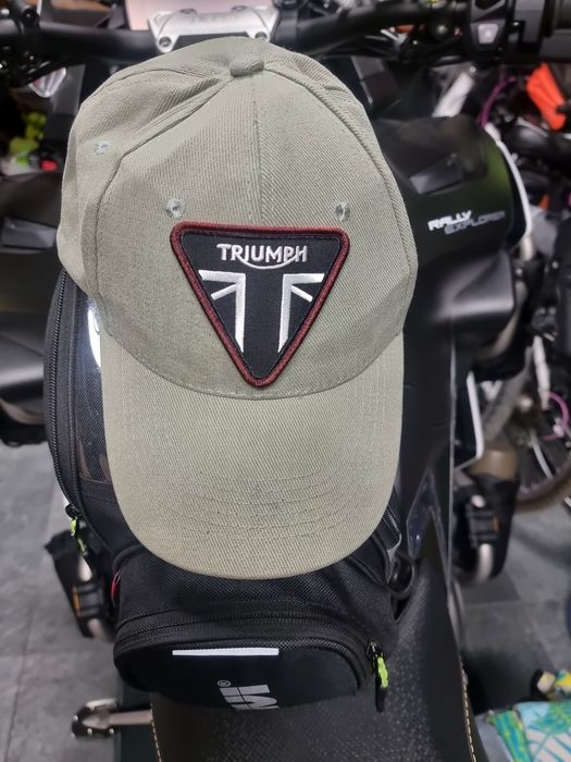 Czapka z daszkiem Triumph wykonana na indywidualne zamówienie piękna i
