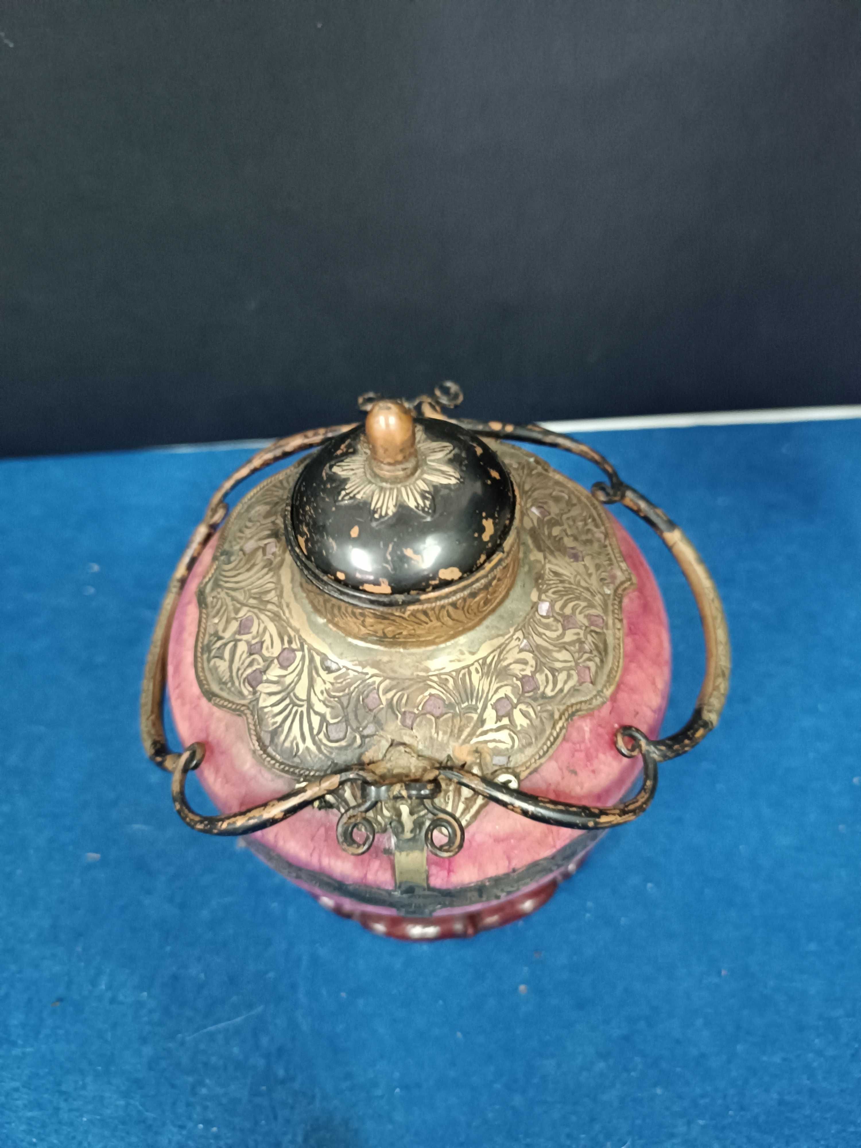 Antigo e raro recipiente chinês em porcelana e metal com tampa
