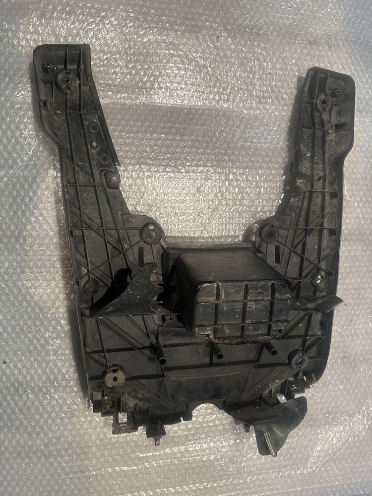 Podłoga Yamaha Zuma YW50 Osłona Dolna Mocowanie Plastik V135