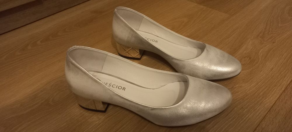 Srebrne czółenka na niskim obcasie Neścior
