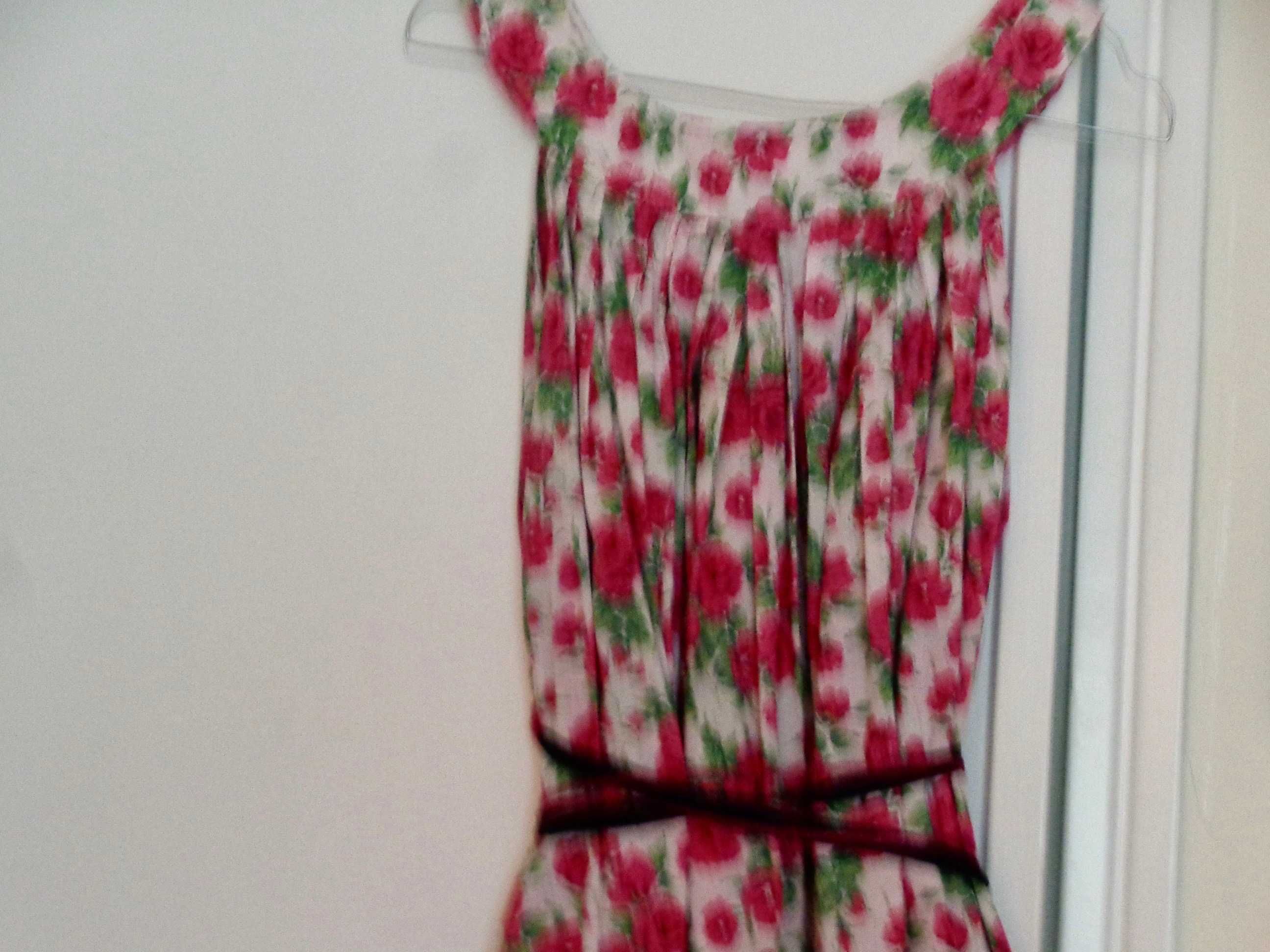 Ideal  a combinar para o Verão: Casaco Rosa forte  e Vestido Floral