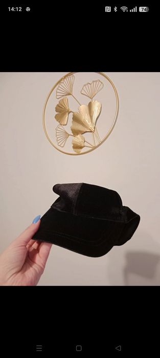 Czarna czapka z daszkiem