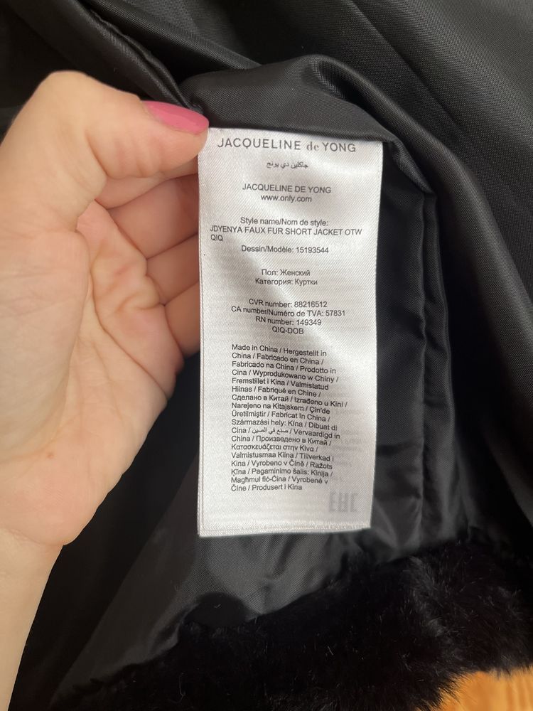 Eleganckie krótkie czarne futerko rozmiar S