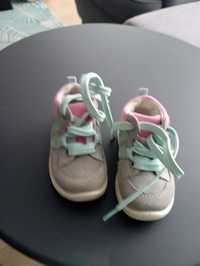 Pierwsze buty dla dziewczynki r20