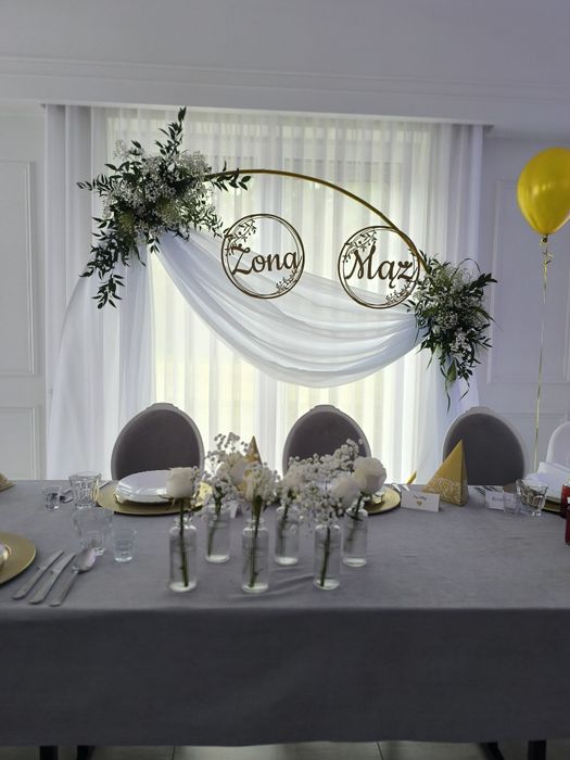 Wykonuje kompleksowe dekoracje ślubne i komunijne