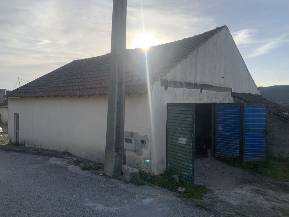 Casa com terreno + anexo para renovação