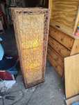 Lampa wykonana z rattanu naturalne
