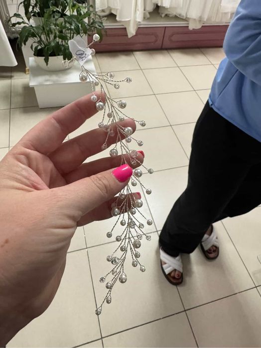 Весільна прикраса на зачіску