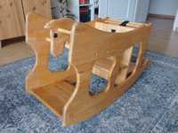 Krzesełko, biurko, bujawka (koń na biegunach)