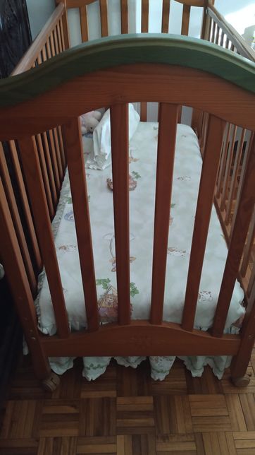 Cama de bebé em madeira